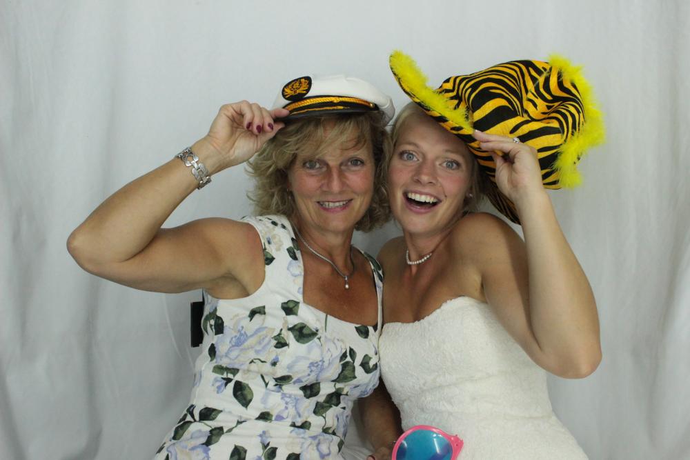 Laura & Oliver | View more photos from the event at gallery.myphotoboothexperience.co.uk/u/MyPhotoBoothExperienceLtd/Laura-Oliver